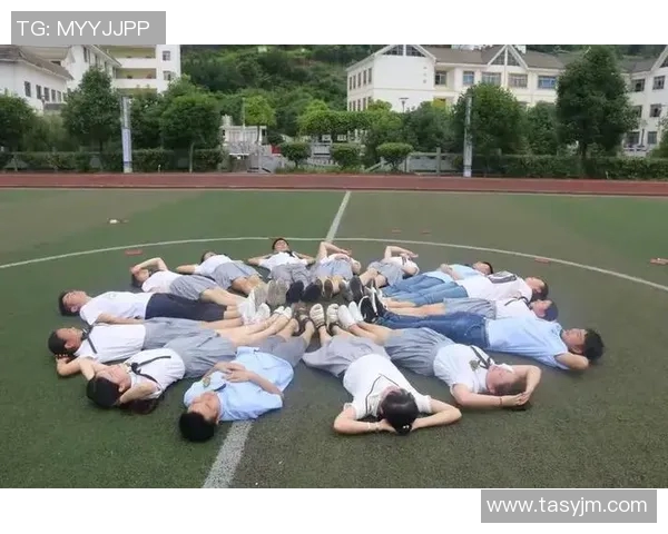 足球明星的华丽回旋与人生启示：从绿茵场到人生舞台的精彩旅程