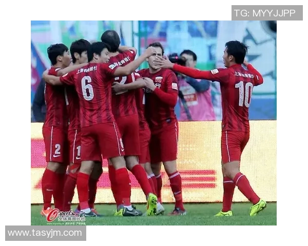 恒大与上港激战正酣精彩瞬间回顾与赛场氛围分享